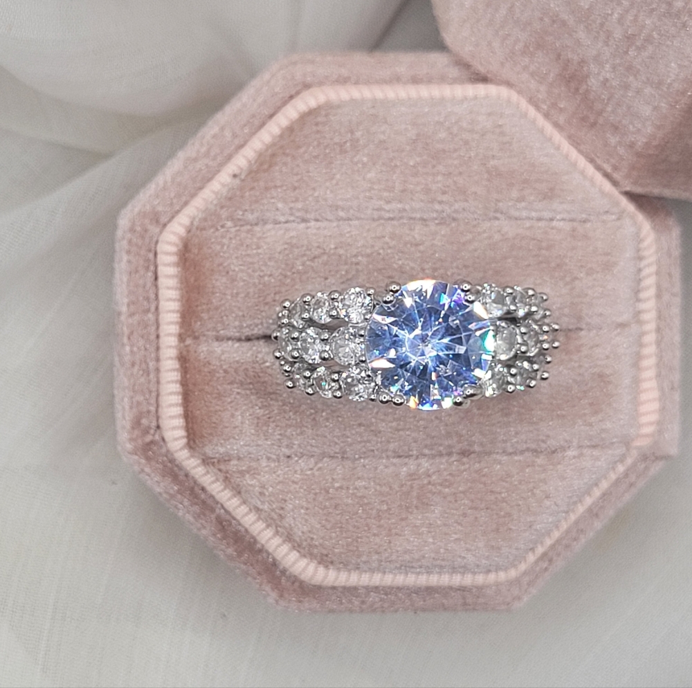 Round-Cut Diamond Engagement Ring with Split Shank